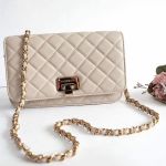 Charles & Keith Quilted Clutch Trần Trám Màu Be Dây Xích CK2-70700460