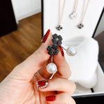 Swarovski Latisha Ngọc Trai Charm Cỏ Bốn Lá Màu Đen 5389161