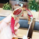 Versace Daphnis Mặt Tròn Viền Vàng Dây Da Màu Đỏ V16080017