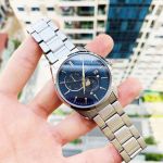 Orient Classic Meski Sun And Moon Mặt Tròn Màu Xanh Dây Kim Loại Màu Bạc Lịch Ngày Thứ RA-AK0303L