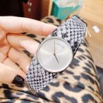 Calvin Klein Spellbound Mặt Tròn Màu Xám Dây Họa Tiết Da Rắn K5V231Q4