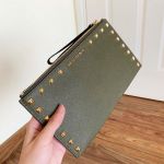 Michael Kors Clutch Sandrine Stud Màu Xanh Olive 35S7GD1W3L