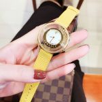 Versace Destiny Spirit Mặt Tròn Đá Rơi Dây Da Màu Vàng 86Q721MD497
