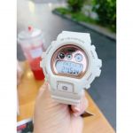 Casio G Shock Mặt Tròn Màu Hồng Dây Cao Su Màu Trắng Lịch Ngày Thứ GMD-S6900MC-7