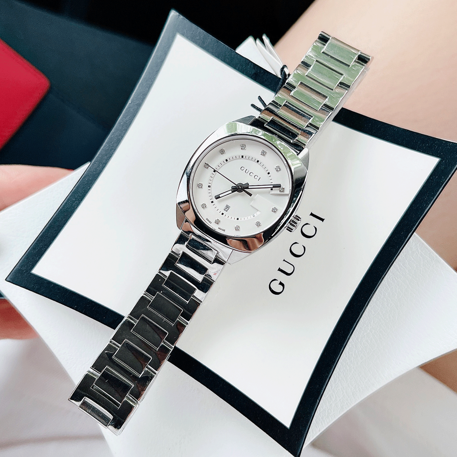 Gucci GG2570 Diamond Mặt Tròn Trắng Dây Kim Loại YA142403 xách tay chính  hãng giá rẻ bảo hành dài - Đồng hồ nữ - Senmix