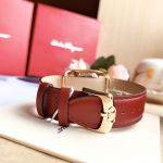 Salvatore Ferragamo Vara Mặt Tròn Màu Trắng Viền Vàng Dây Da Màu Đỏ SFEL00419